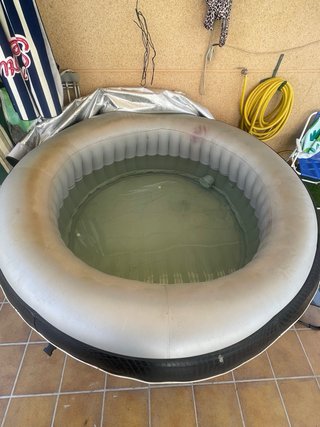 Jacuzzi inflable negro y beige