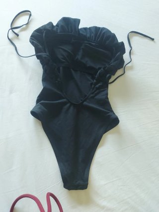 Bañador Zara negro volantes