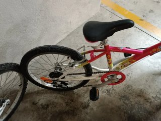 Bicicleta infantil rosa y blanca