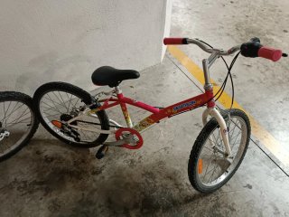 Bicicleta infantil rosa y blanca