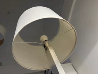 Lámpara de pie Ikea gris y blanca