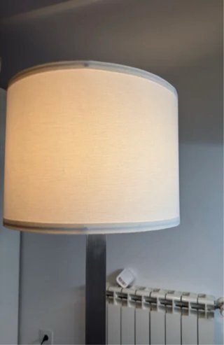 Lámpara de pie Ikea gris y blanca