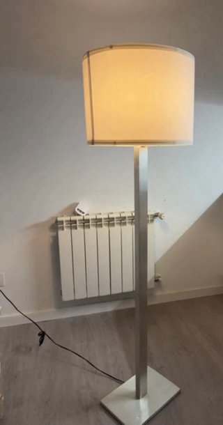 Lámpara de pie Ikea gris y blanca