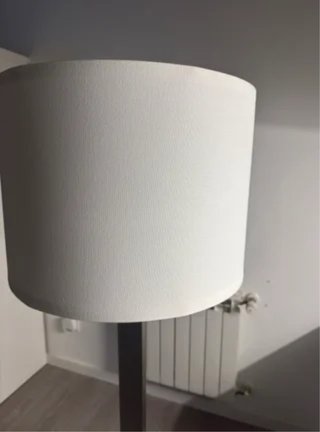 Lámpara de pie Ikea gris y blanca