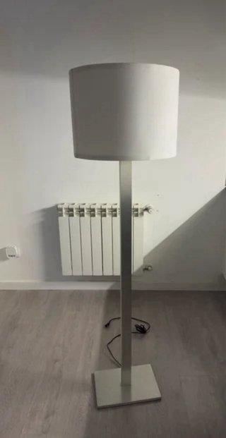 Lámpara de pie Ikea gris y blanca