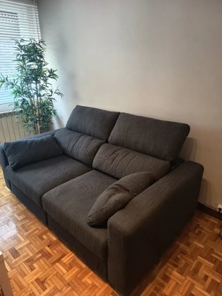 Sofá 2 plazas chenilla gris con cojines