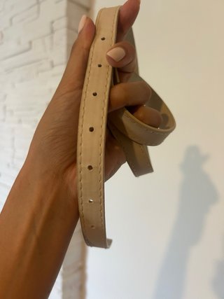 Cintura sottile beige con fibbia dorata