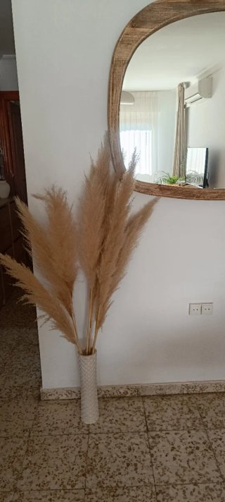Jarrón de cerámica beige con diseño texturizado