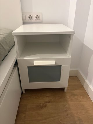 Cama Ikea con almacenaje y mesita