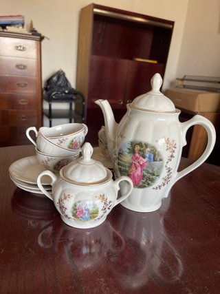 Juego de té de porcelana blanco y dorado