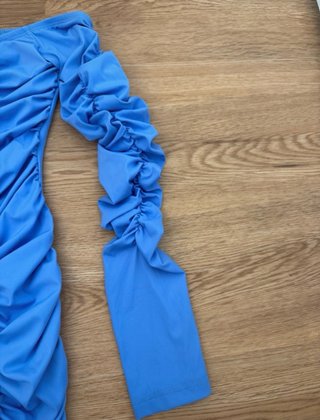 Vestito aderente azzurro con maniche