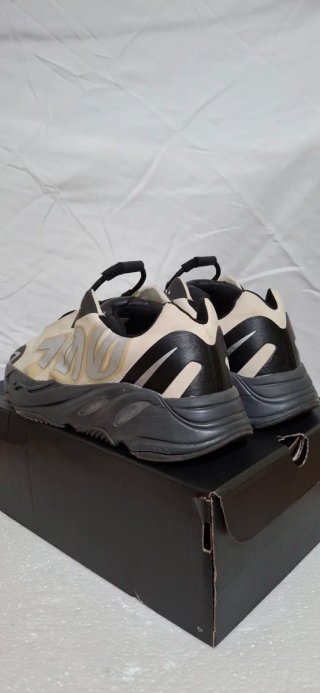 Adidas Yeezy Boost 700