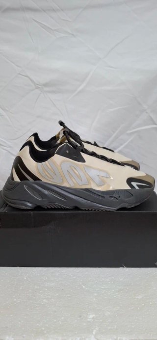 Adidas Yeezy Boost 700