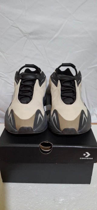 Adidas Yeezy Boost 700