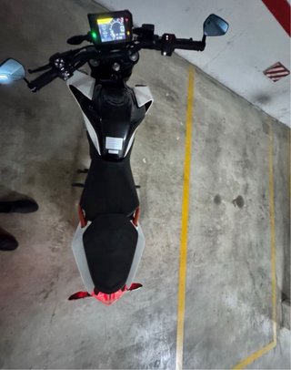 KTM Duke Blanca y Negra