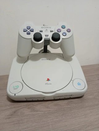 Consola Sony PS One + Mando + Juego