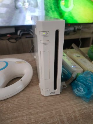 Nintendo Wii + Mario Kart Wii