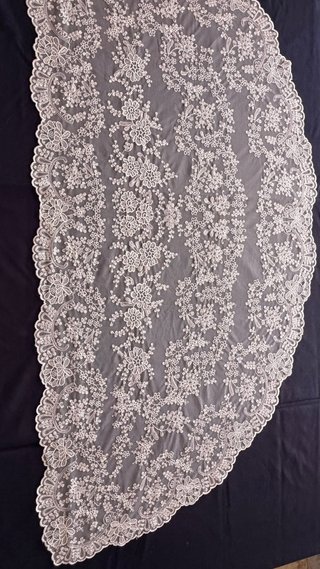 Mantilla de encaje blanco roto