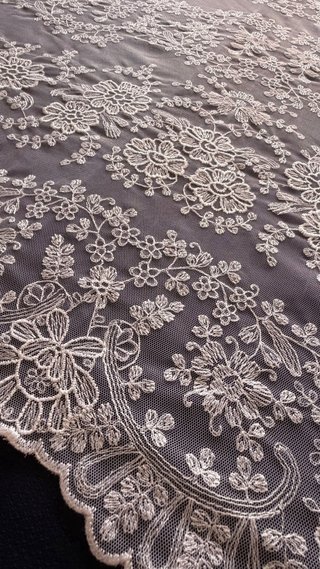 Mantilla de encaje blanco roto