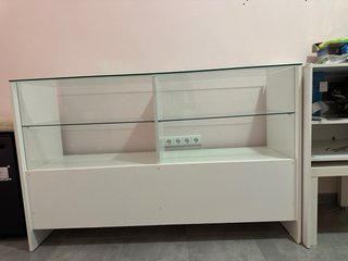 Mostrador de cristal y madera blanco