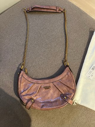 Bolso Guess Media Luna Rosa y Dorado