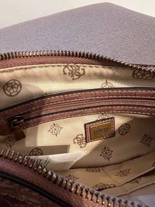 Bolso Guess Media Luna Rosa y Dorado