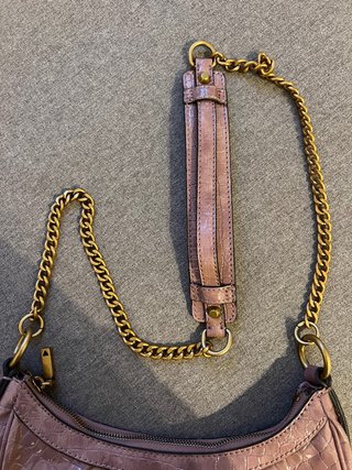 Bolso Guess Media Luna Rosa y Dorado