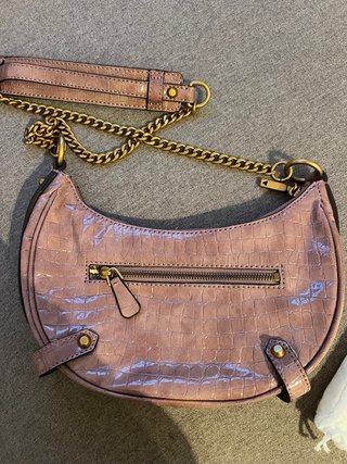 Bolso Guess Media Luna Rosa y Dorado