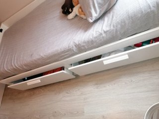 Cama individual blanca con cajones
