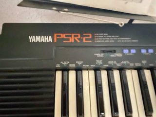 Teclado Yamaha PSR-2 con soporte y cable