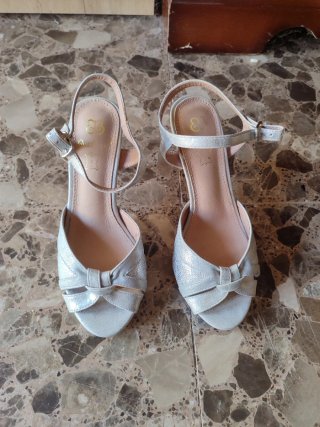 Zapatos plateados de piel, tacón fino, talla 36