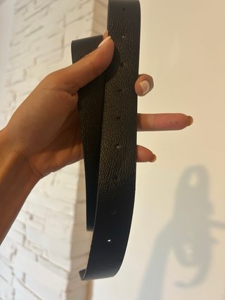 Cintura nera con fibbia dorata