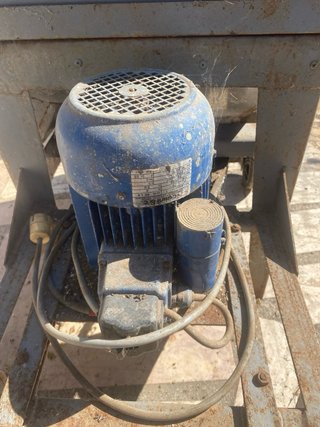 Máquina para almendras con motor
