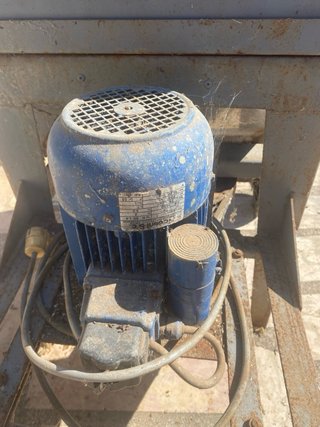 Máquina para almendras con motor
