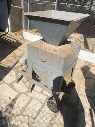 Máquina para almendras con motor