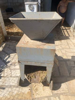 Máquina para almendras con motor