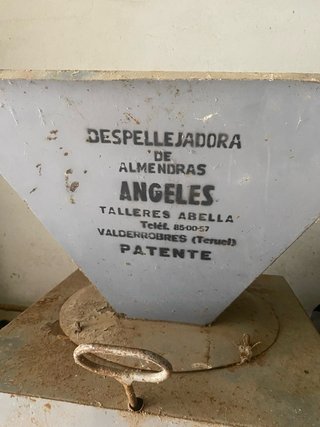 Máquina para almendras con motor