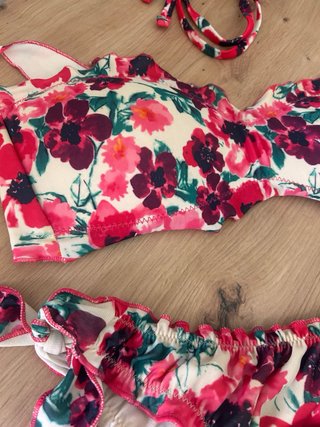 Bikini floral rosa y rojo