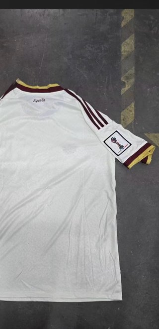 Equipación fútbol España dorada y blanca