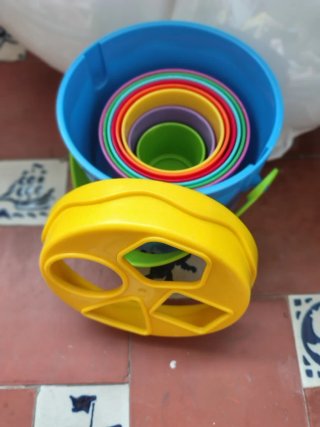 Cubo de aprendizaje con formas de colores
