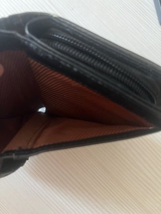 Cartera negra con gatito en taza