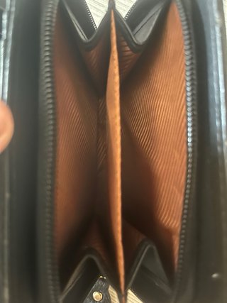 Cartera negra con gatito en taza