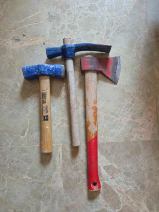 Herramientas de albañilería: pico, hacha y mazo