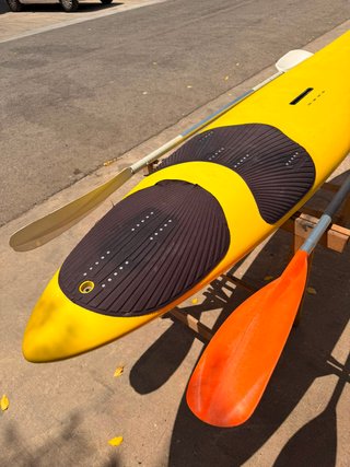 Tabla de surf amarilla con remos