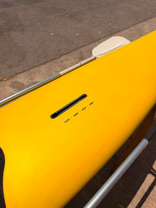 Tabla de surf amarilla con remos