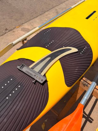 Tabla de surf amarilla con remos