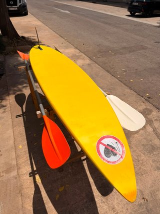 Tabla de surf amarilla con remos