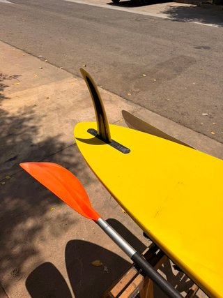 Tabla de surf amarilla con remos