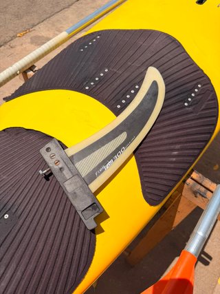Tabla de surf amarilla con remos