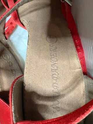 Tacones de baile rojos con pedrería